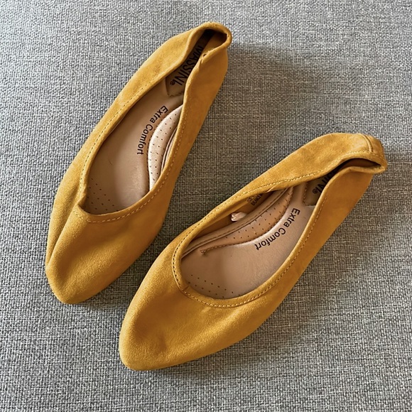 Woman’s Flats - Picture 4 of 4